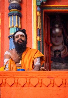 Varanasi, Uttar Pradesh, Hindistan - 20 Kasım 2022: Varanasi şehrinde geleneksel elbise içinde nehir çeteleri yakınlarındaki ghatlarda tanımlanamayan Hint kutsal sadhu erkek resimleri.