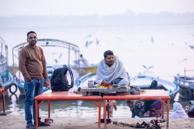 Varanasi, Uttar Pradesh, Hindistan - Kasım 2022: Assi ghat 'ta ganga aarti' ye katılan insanlar 