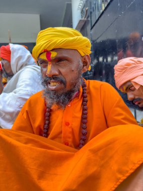 Varanasi, Uttar Pradesh, Hindistan - Kasım 2022: Tanınmayan Hint sadhu baba 'nın portresi gün doğumunda Varanasi şehrinde Ganj nehri kıyısındaki ghat üzerinde.