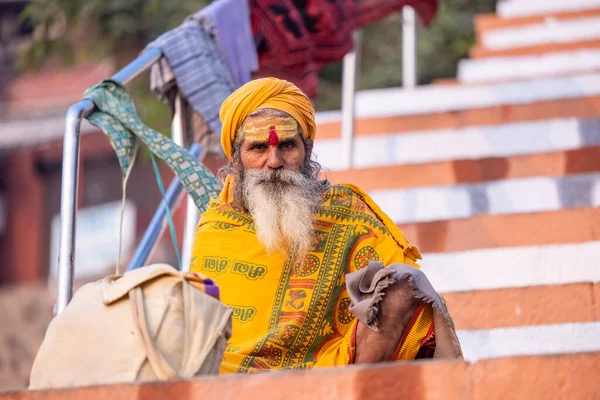 印度北方邦瓦拉纳西 2022年11月 身着传统服装坐在瓦拉纳西市河岗附近的高斯梯上的身份不明的印度老萨德尔胡巴巴的肖像 — 图库照片