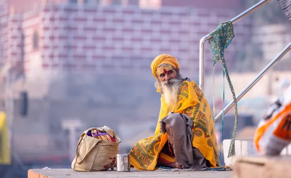 2022年11月20日 インド ウッタル プラデシュ州バラナシ 未確認のインドの聖なるサドゥ人男性が 伝統的な服装でバラナシ市内の川の流れに近い小屋に座っている — ストック写真