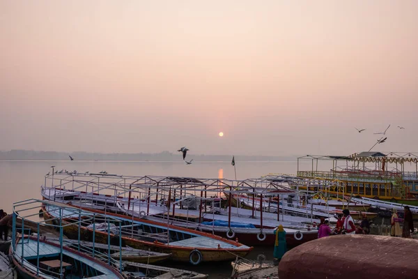 Varanasi Uttar Pradesh Índia Novembro 2022 Barcos Madeira Atracados Rio — Fotografia de Stock