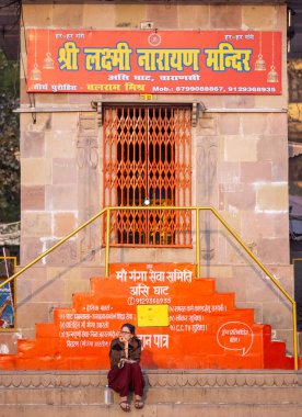 Varanasi, Uttar Pradesh, Hindistan - Kasım 2022: Assi ghat 'ta ganga aarti' ye katılan kadın 