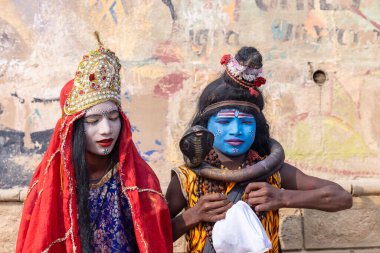 Varanasi, Uttar Pradesh, Hindistan - 20 Kasım 2022: Varanasi 'de tekneye binen ve Kedar Ghat' ta giyinmiş genç bir çocuğun portresi.