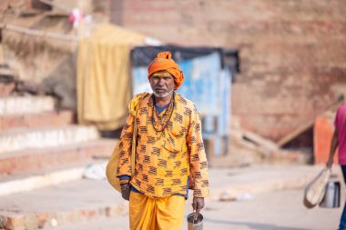 Varanasi, Uttar Pradesh, Hindistan: Varanasi şehrinde tanımlanamayan Hintli adam.