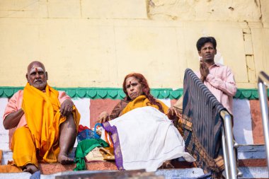 Varanasi, Uttar Pradesh, Hindistan: Varanasi şehrinde tanımlanamayan Hintliler.