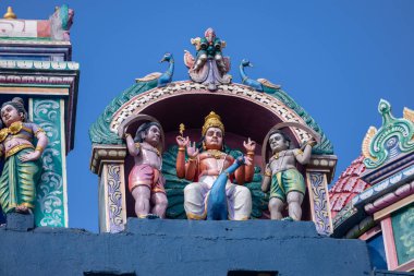  Kedar Tapınağı 'nın mimari görüşü. Üzerinde Hindu tanrısı heykelleri var. Kedar tapınağı