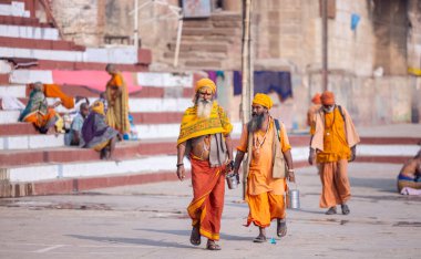 Varanasi, Uttar Pradesh, Hindistan: Varanasi şehrinde tanımlanamayan Hintliler.