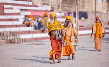 Varanasi, Uttar Pradesh, Hindistan: Varanasi şehrinde tanımlanamayan Hintliler.
