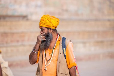 Varanasi, Uttar Pradesh, Hindistan: Varanasi şehrinde tanımlanamayan Hintli adam.