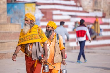 Varanasi, Uttar Pradesh, Hindistan: Varanasi şehrinde tanımlanamayan Hintliler.