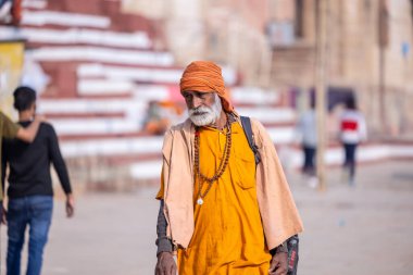 Varanasi, Uttar Pradesh, Hindistan: Varanasi şehrinde tanımlanamayan Hintli adam.