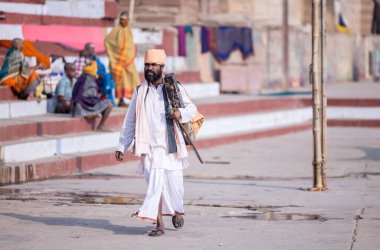 Varanasi, Uttar Pradesh, Hindistan: Varanasi şehrinde tanımlanamayan Hintli adam.