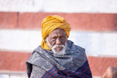 Varanasi, Uttar Pradesh, Hindistan: Varanasi şehrinde tanımlanamayan Hintli adam.