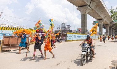 Gaziabad, Uttar Pradesh, Hindistan - 24 Temmuz 2022: Hindu hacı portresi Muson zamanında Lord Shiv 'e ibadet etmek ve nehir çetelerinin kutsal suyunu taşımak için çıplak ayakla kanwar yatra yapıyor.