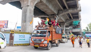Gaziabad, Uttar Pradesh, Hindistan - 24 Temmuz 2022: Hindu hacı portresi Muson zamanında Lord Shiv 'e ibadet etmek ve nehir çetelerinin kutsal suyunu taşımak için çıplak ayakla kanwar yatra yapıyor.