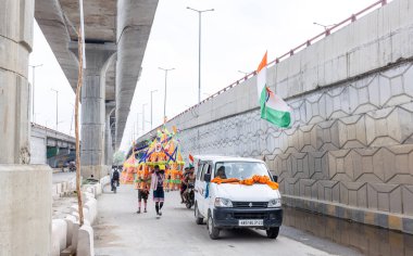 Gaziabad, Uttar Pradesh, Hindistan - 24 Temmuz 2022: Hindu hacı portresi Muson zamanında Lord Shiv 'e ibadet etmek ve nehir çetelerinin kutsal suyunu taşımak için çıplak ayakla kanwar yatra yapıyor.