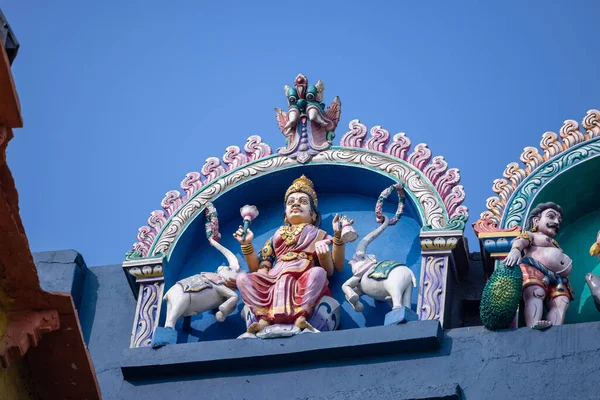 その上に彩色が施されたヒンドゥ神像を持つケダール寺院の建築風景 — ストック写真