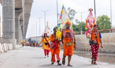Gaziabad, Uttar Pradesh, Hindistan - 24 Temmuz 2022: Hindu hacı portresi Muson zamanında Lord Shiv 'e ibadet etmek ve nehir çetelerinin kutsal suyunu taşımak için çıplak ayakla kanwar yatra yapıyor.