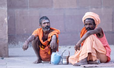 Varanasi, Uttar Pradesh, Hindistan - 20 Kasım 2022: Varanasi şehrinde geleneksel elbiseler içinde nehir çeteleri yakınlarındaki Dashashwamedh ghat 'ta tanımlanamayan Hint kutsal sadhu erkek oturumlarının portresi