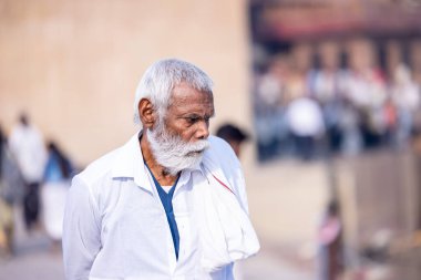 Varanasi, Uttar Pradesh, Hindistan: Varanasi şehrinde tanımlanamayan Hintli adam.