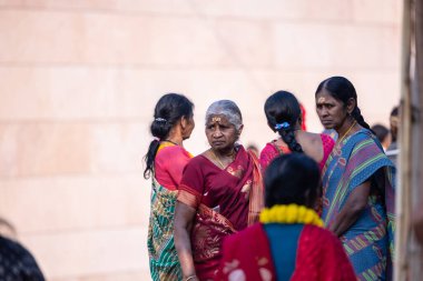 Varanasi, Uttar Pradesh, Hindistan: Varanasi şehrinde tanımlanamayan Hintliler.