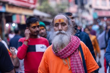 Varanasi, Uttar Pradesh, Hindistan: Varanasi şehrinde tanımlanamayan Hintliler.