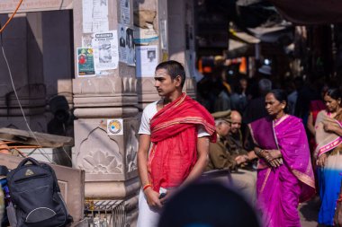 Varanasi, Uttar Pradesh, Hindistan: Varanasi şehrinde tanımlanamayan Hintliler.