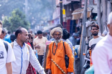 Varanasi, Uttar Pradesh, Hindistan: Varanasi şehrinde tanımlanamayan Hintliler.