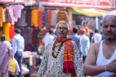 Varanasi, Uttar Pradesh, Hindistan: Varanasi şehrinde tanımlanamayan Hintliler.
