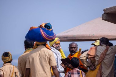 Varanasi, Uttar Pradesh, Hindistan: Varanasi şehrinde tanımlanamayan Hintliler.