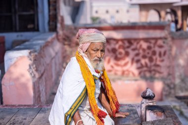 Varanasi, Uttar Pradesh, Hindistan: Varanasi şehrinde tanımlanamayan Hintli adam.