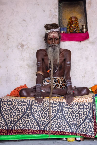 ヴァラナシ ウッタル プラデシュ州 インド2022年11月20日 未確認のインドの聖なるサドゥ人の肖像 — ストック写真