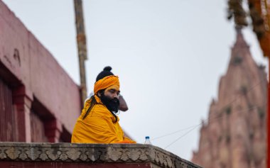 Varanasi, Uttar Pradesh, Hindistan: Varanasi şehrinde tanımlanamayan Hintli adam.