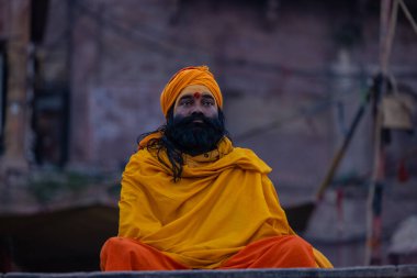 Varanasi, Uttar Pradesh, Hindistan - 20 Kasım 2022: Tanımlanamayan Hint erkek sadhu portresi 