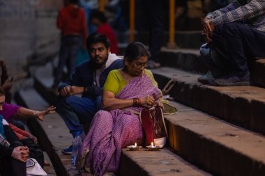 Varanasi, Uttar Pradesh, Hindistan - 20 Kasım 2022: Ganga aarti, Dashashwamedh ghat akşam ganga aarti katılan bir grup dindar.
