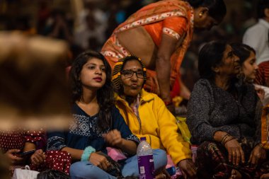 Varanasi, Uttar Pradesh, Hindistan - 20 Kasım 2022: Ganga aarti, Dashashwamedh ghat akşam ganga aarti katılan bir grup dindar.