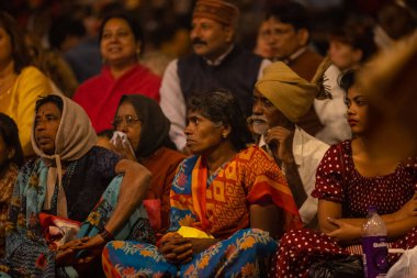 Varanasi, Uttar Pradesh, Hindistan - 20 Kasım 2022: Ganga aarti, Dashashwamedh ghat 'ında geleneksel Hint ayinleriyle akşam üzeri genç rahibin kutsal nehir çetelerini sergilediği portre.