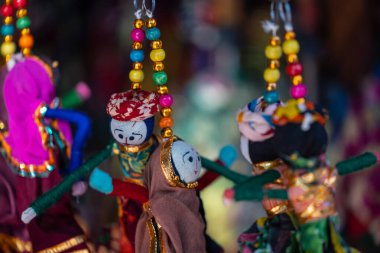 Hindistan rengarenk Rajasthani el yapımı Kuklalar ve El Sanatları ürünleri. 
