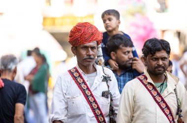 Puşkar, Rajasthan, Hindistan - Kasım 05 2022: Puşkar Fuarı, Rajasthani 'nin beyaz geleneksel elbisesi ve renkli sarıklı portresi.