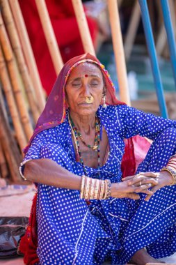 Puşkar, Rajasthan, Hindistan - Kasım 05 2022: Puşkar Fuarı, Rajasthan 'lı kadın portresi Renkli geleneksel elbise ve başörtüsü.