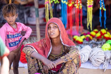 Puşkar, Rajasthan, Hindistan - Kasım 05 2022: Puşkar Fuarı, Rajasthan 'lı kadın portresi Renkli geleneksel elbise ve başörtüsü.