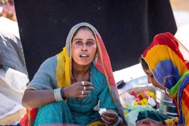 Puşkar, Rajasthan, Hindistan - Kasım 05 2022: Puşkar Fuarı, Rajasthan 'lı kadın portresi Renkli geleneksel elbise ve başörtüsü.