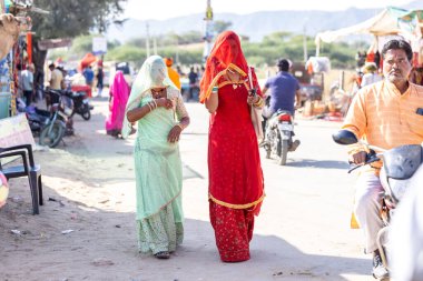 Puşkar, Rajasthan, Hindistan - Kasım 05 2022: Puşkar Fuarı, Rajasthan 'lı kadın portresi.