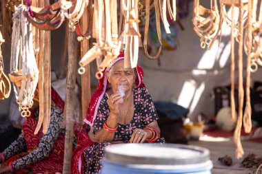 Puşkar, Rajasthan, Hindistan - Kasım 05 2022: Puşkar Fuarı, Rajasthan 'lı kadın portresi. 