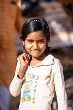 Puşkar, Rajasthan, Hindistan - 05 Kasım 2022: Puşkar Fuarı, fuar sırasındaki etkinlikleri izleyen renkli elbiseli genç çocukların portresi.