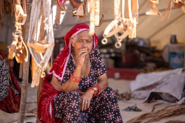 Puşkar, Rajasthan, Hindistan - Kasım 05 2022: Puşkar Fuarı, Rajasthan 'lı kadın portresi. 