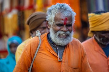 Puşkar, Rajasthan, Hindistan - Kasım 05 2022: Puşkar Fuarı, geleneksel deve fuarı sırasında Pushkar caddesindeki yaşlı bir sadhu babanın portresi.