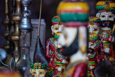 Ahşap sanat, el yapımı renkli ahşap hediyelik eşya. Rajasthani erkek, uyuşturucu dükkanında..
