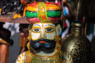 Ahşap sanat, el yapımı renkli ahşap hediyelik eşya. Rajasthani erkek, uyuşturucu dükkanında..